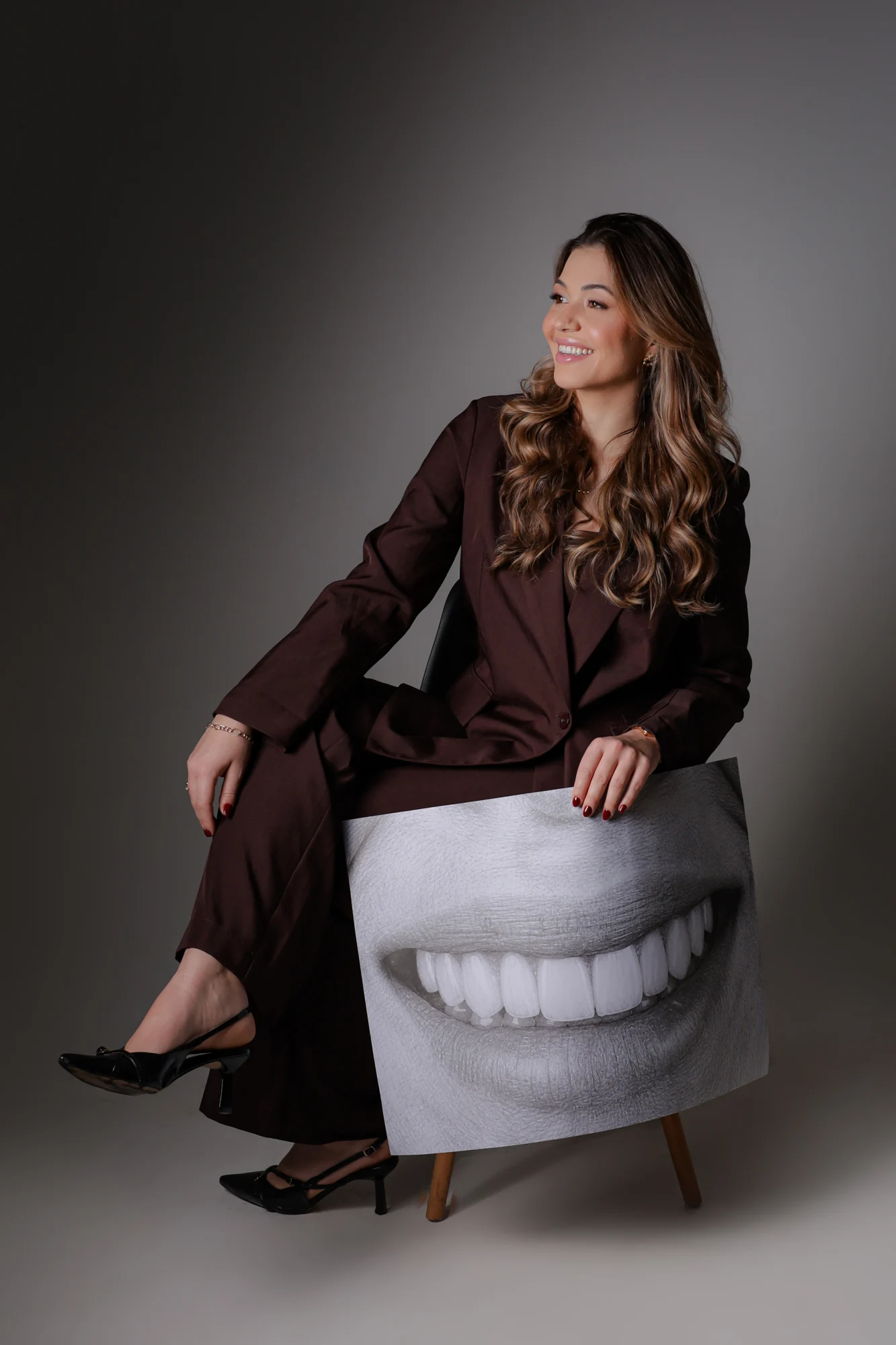 Júlia Haubenthal sentada em um ensaio profissional
